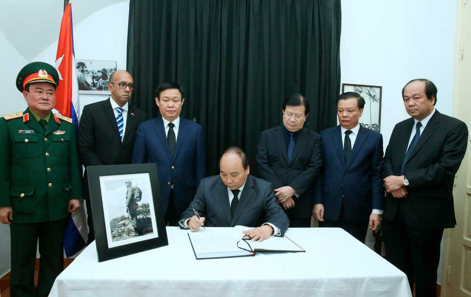 越南领导人吊唁古巴革命领袖菲德尔·卡斯特罗逝世（图片来源：越通社）