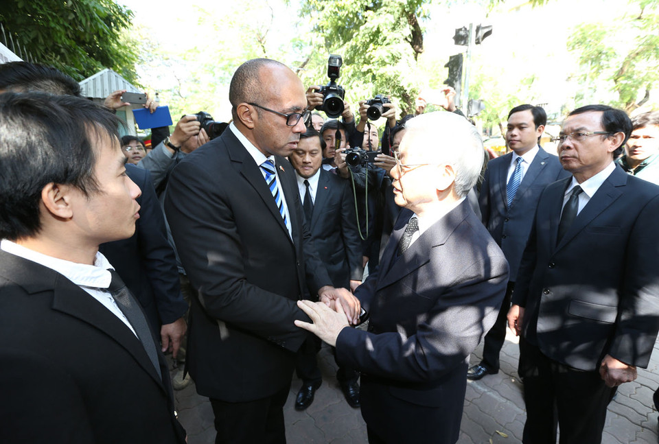 越南领导人吊唁古巴革命领袖菲德尔·卡斯特罗逝世（图片来源：越通社）