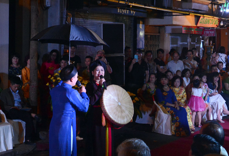 官贺民歌节目（图片来源：人民报）