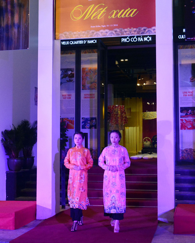 ​模特为观众展示越南不同历史阶段的奥戴款式（图片来源：人民报）