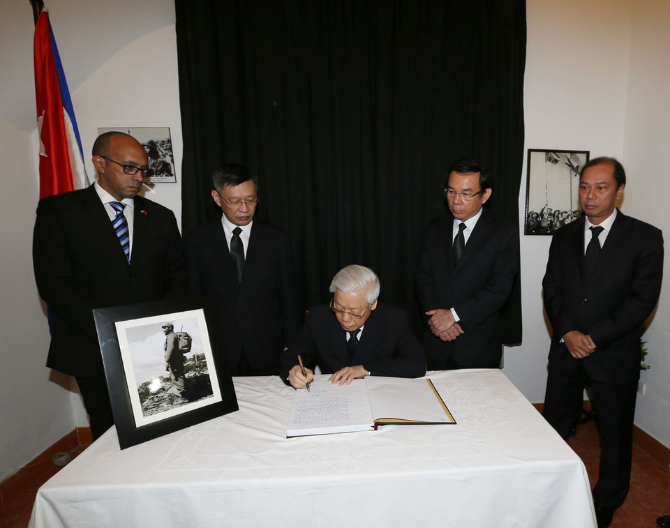 越南领导人吊唁古巴革命领袖菲德尔·卡斯特罗逝世（图片来源：越通社）