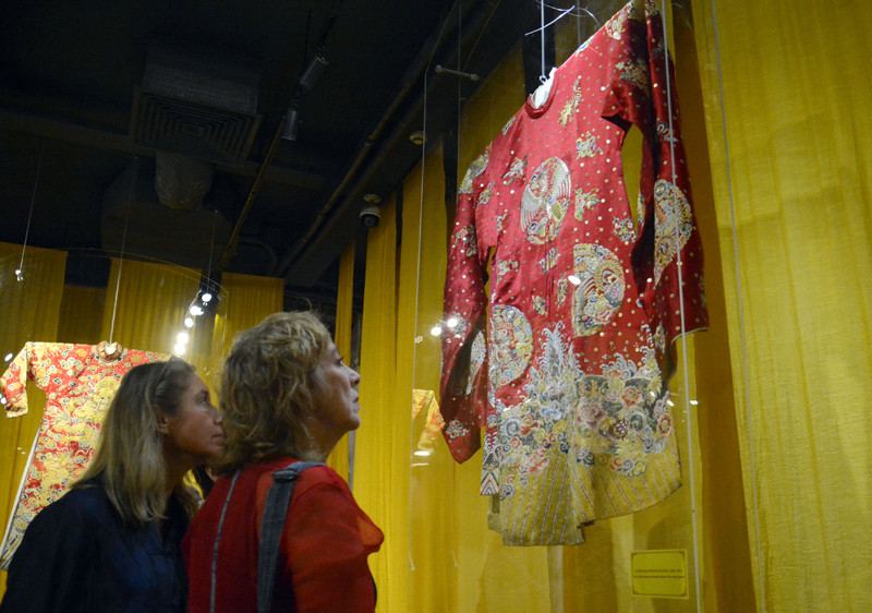 外国游客​前来河内古街文化交流中心了解越南宫廷服装（图片来源：人民报）