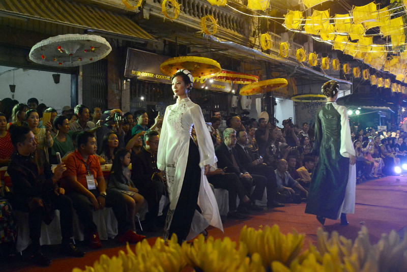 ​模特为观众展示越南不同历史阶段的奥戴款式（图片来源：人民报）