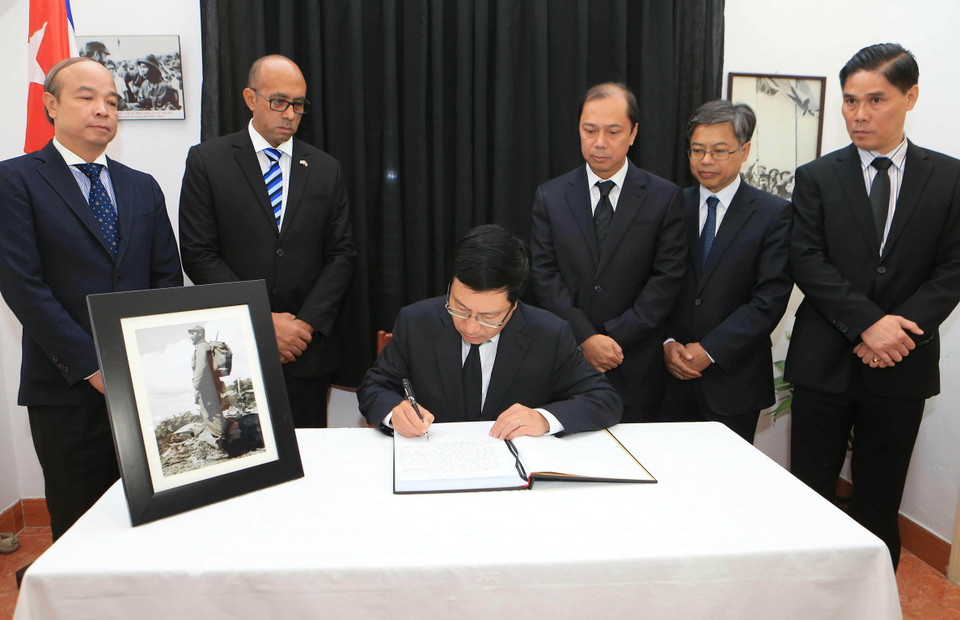 越南领导人吊唁古巴革命领袖菲德尔·卡斯特罗逝世（图片来源：越通社）