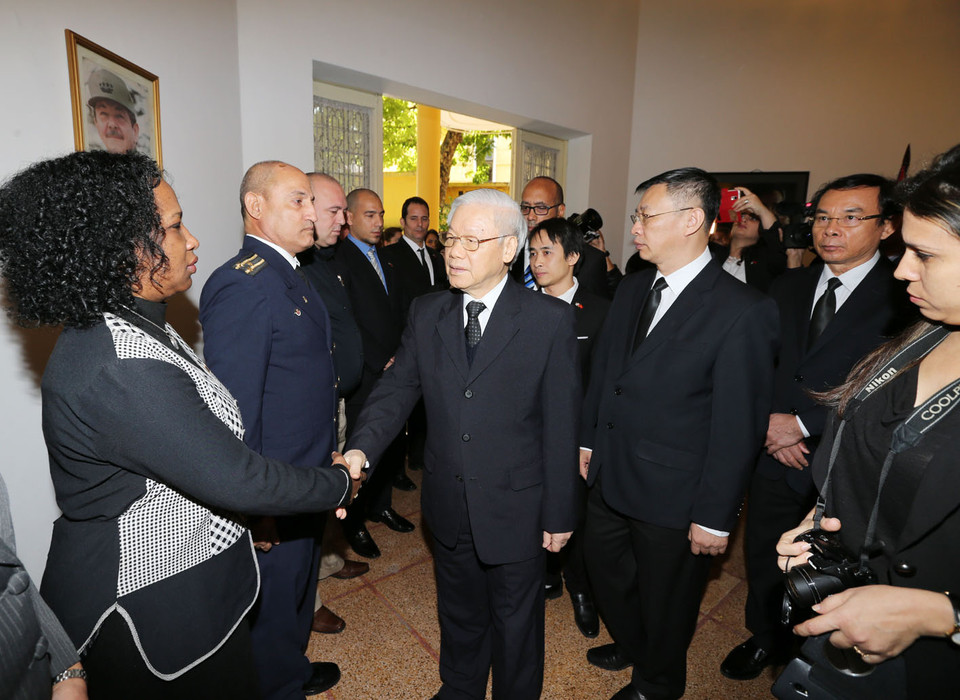 越南领导人吊唁古巴革命领袖菲德尔·卡斯特罗逝世（图片来源：越通社）