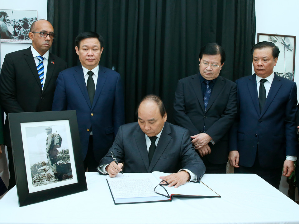 越南领导人吊唁古巴革命领袖菲德尔·卡斯特罗逝世（图片来源：越通社）