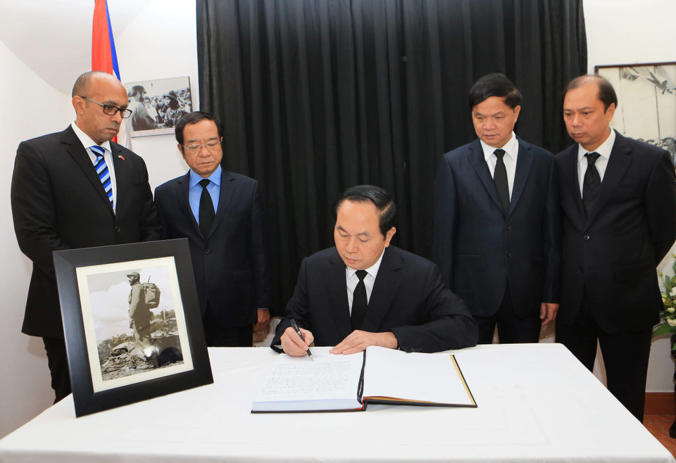 越南领导人吊唁古巴革命领袖菲德尔·卡斯特罗逝世（图片来源：越通社）