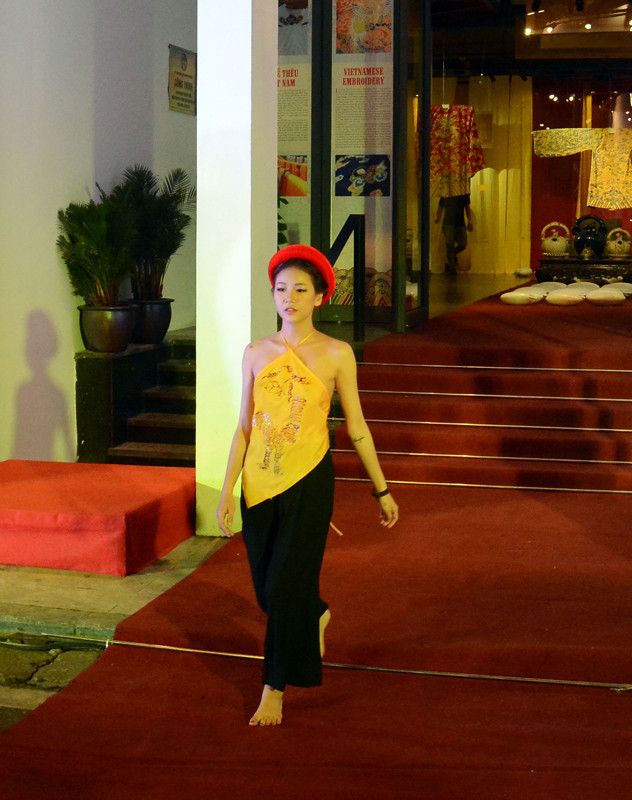 ​模特为观众展示越南不同历史阶段的奥贷款式（图片来源：人民报）