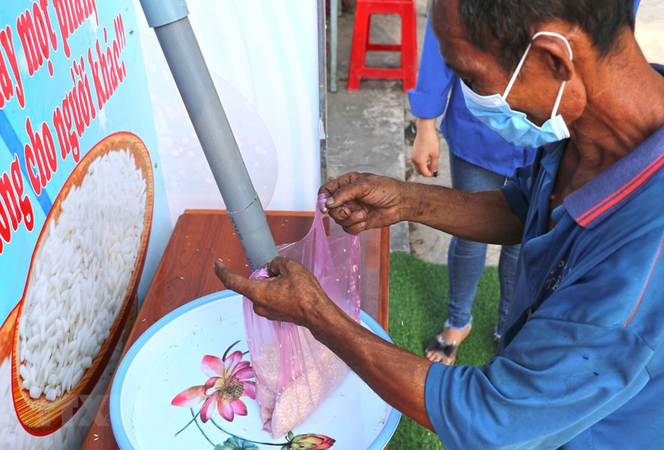 充满爱心的大米将帮助贫困同胞一起渡过疫情难关。越通社记者 世英 摄