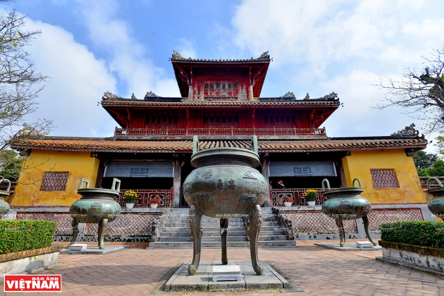 顺化世庙重2吨的九鼎。越通社记者 清和 摄