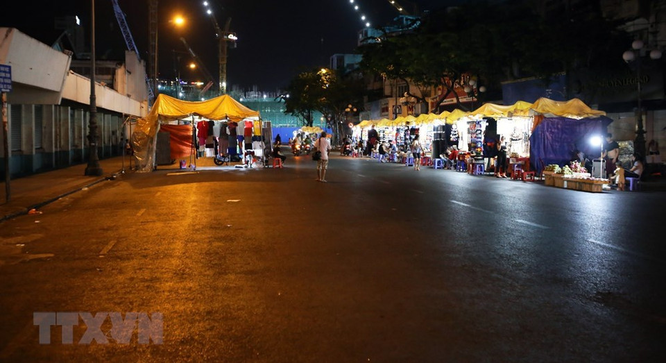 胡志明市第一郡最热闹繁华的槟城夜市人来无几。图自越通社