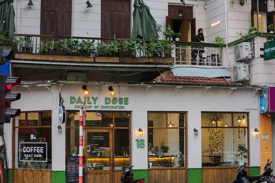  河内市人民委员会主席阮德钟强调，虽然放宽社交距离措施，但酒吧、电子游戏店以及街头茶水摊等仍暂停营业，禁止举行聚集性活动等。社交距离措施放宽后，人们逐步进入“新常态”，做了“与新冠肺炎疫情共处”的心理准备。人们习惯出门时佩戴口罩，勤洗手，外出吃饭喝咖啡时优先选择带走方式。Vietnam+记者 明山 摄