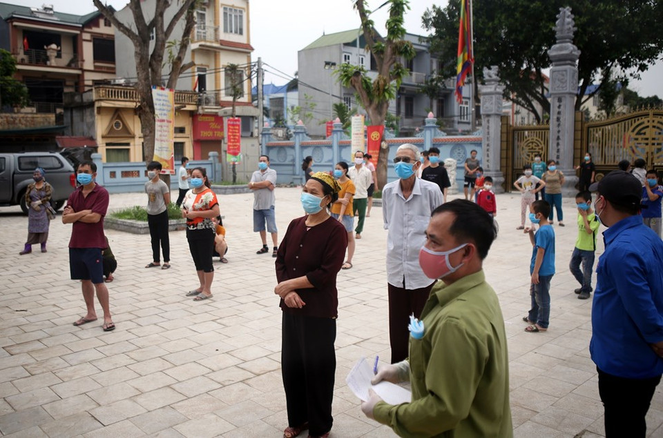 夏雷村排队提取检测样本，排队时一直保持适当的距离。越通社记者明岚 摄