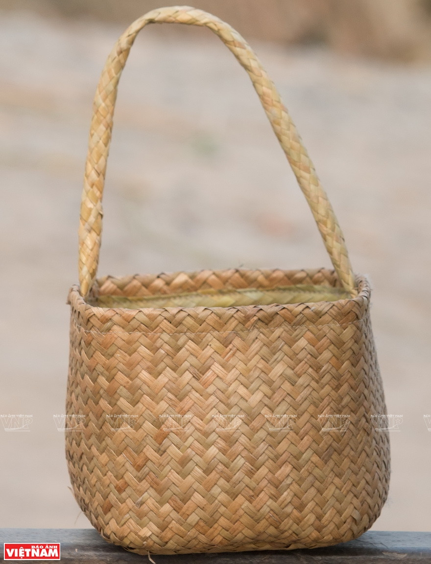 本乡每年总产量约20万件。产值60-70亿盾，由永隆经营生产进出口股份公司包销，出口到欧洲、日本、中国等市场。越通社记者 成达 摄