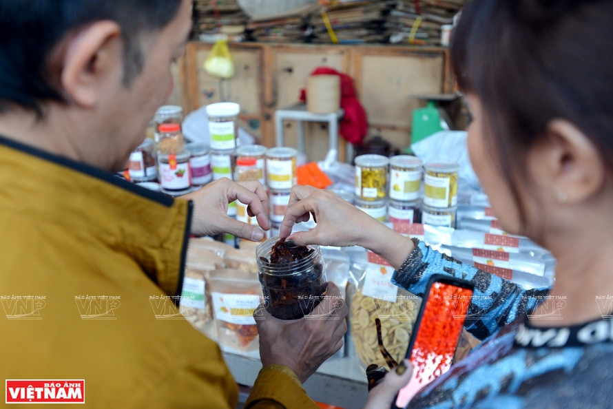 风干柿子入口甘甜，有自然香味，不加防腐剂，价格因品种而异，每公斤从35到50万盾，可存储一年。《越南画报》记者 陈清江 摄