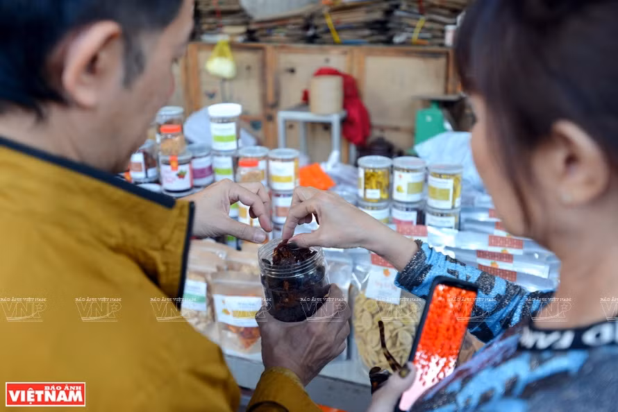 风干柿子入口甘甜，有自然香味，不加防腐剂，价格因品种而异，每公斤从35到50万盾，可存储一年。《越南画报》记者 陈清江 摄