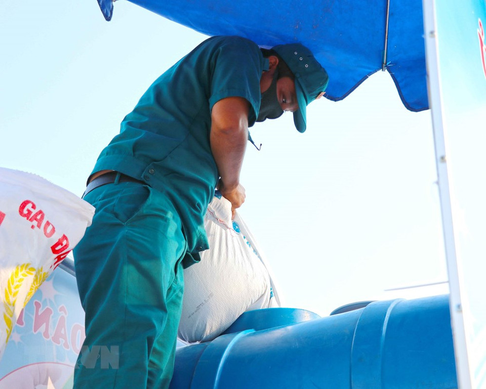 这台自动取米机的安装有助于在新冠肺炎疫情最艰难的时期向贫困人群传播爱心，为全国人民共同打赢疫情阻击战做出积极贡献。越通社记者 世英 摄