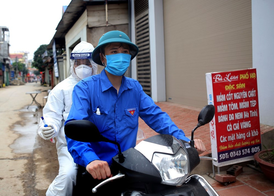 夏雷村居民乐意协助医护人员执行任务。越通社记者明岚 摄