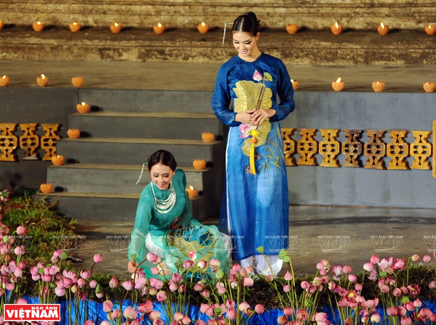 典雅高贵的丝绸服装。越通社记者 清江 摄
