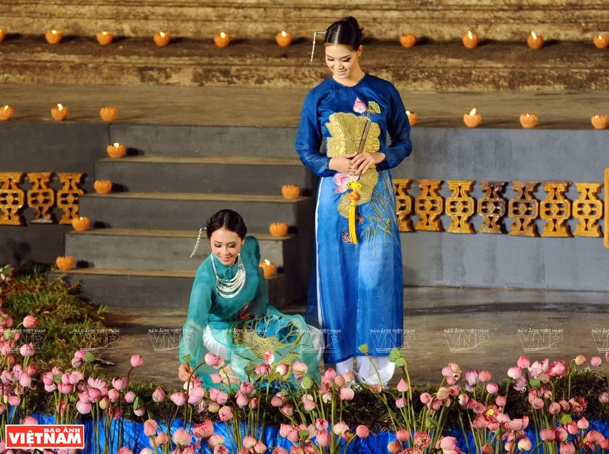 典雅高贵的丝绸服装。越通社记者 清江 摄