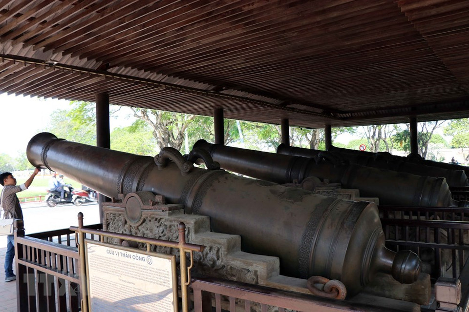 排放在顺化京城体仁门的4座大炮。越通社记者 杜长 摄
