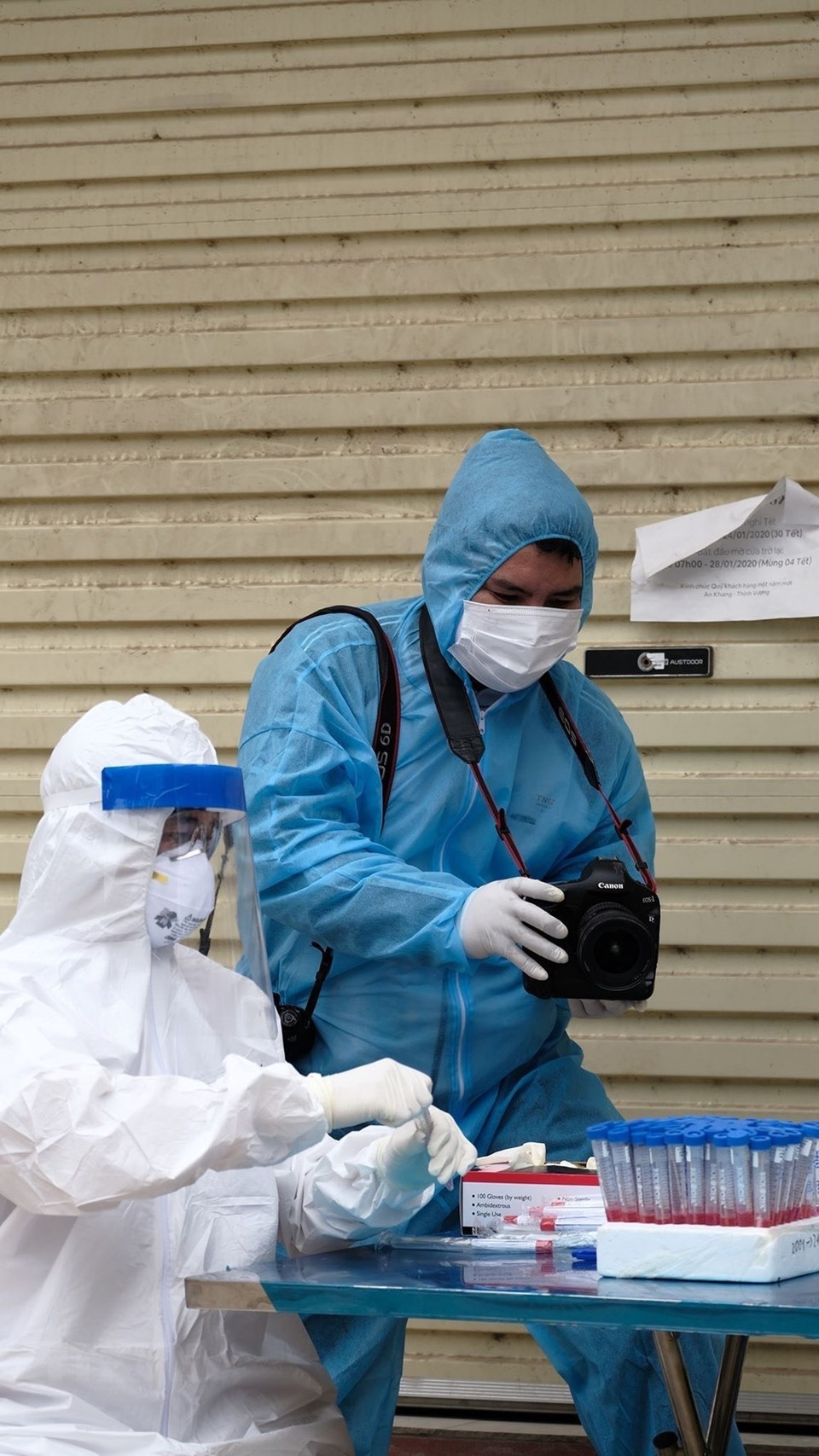 越通社摄影编辑部记者明决在河内糜泠县夏雷村疫区工作。图自越通社