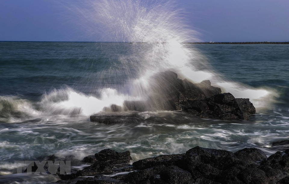 松门海滩的石礁 。越通社记者湖桥 摄
