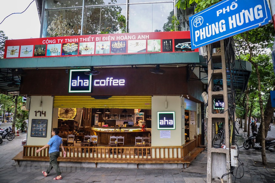  截至4月22日，越南继续无新增新冠肺炎确诊病例。由此，越南自4月17日至22日无新增确诊病例。河内市人民委员会主席阮德钟公布允许4月23日零时起放宽社交距离措施，各家商店从4月23日可以重新开门，常信和麋泠两县除外。首都河内的生活逐渐恢复正常。图为河内市中心的一家咖啡馆23日上午就开门迎客。Vietnam+记者 明山 摄