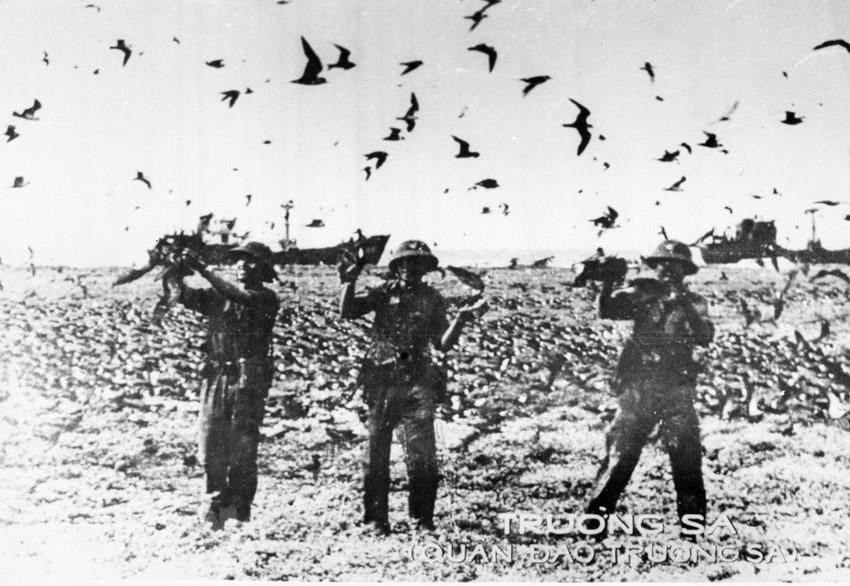 1975年4月29日，126号海军特工力量在刚获解放的长沙群岛。图自越通社