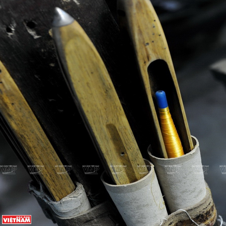 传统织机的木梭子。越通社记者 清江 摄