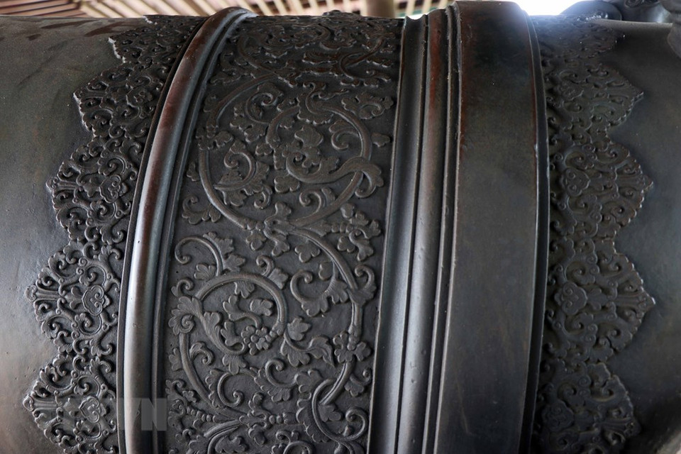 大炮上精美的花纹。越通社记者 杜长 摄