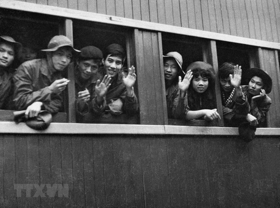 越南通讯社记者、电报员、技术员等乘坐火车向南方战场提供支援。图自越通社