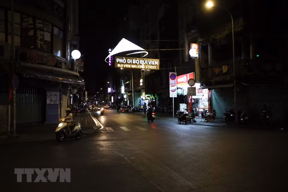 胡志明市第一郡裴援步行街各家商店和酒吧闭门谢客。图自越通社