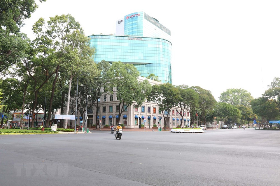 在全国进入疫情防控高峰期的背景下，第一郡黎尹街和Diamond Plaza 购物中心人流稀少。图自越通社