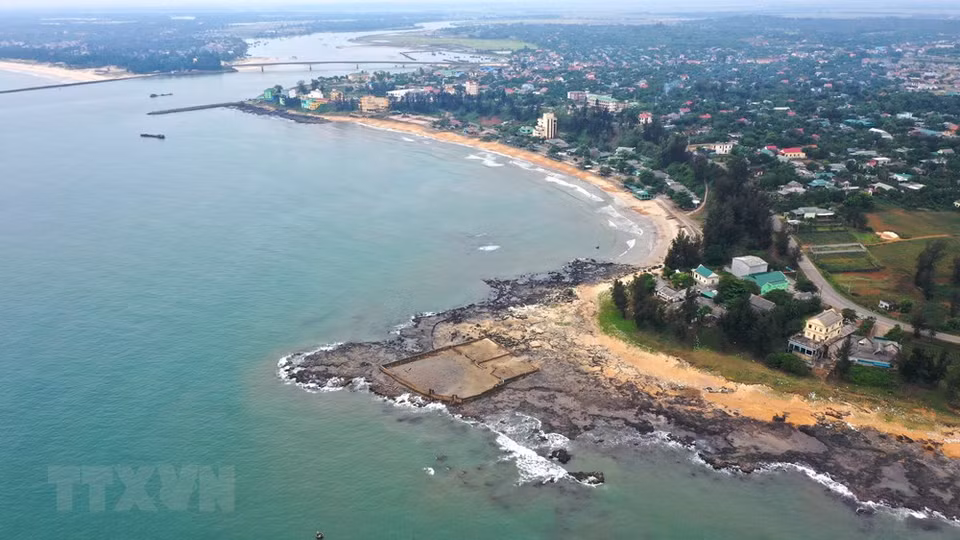 松门海滩全景。从高俯瞰可见到横跨贤良江的松门桥，其连接由玲和永玲两个县份。越通社记者湖桥 摄