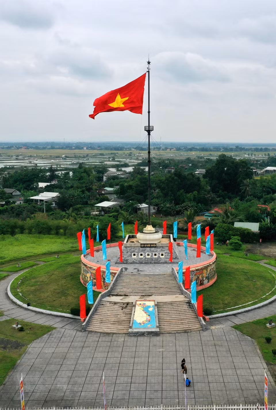 贤良旗台高38米，是按照于1963年的原版设计建设的。越通社记者 胡桥 摄
