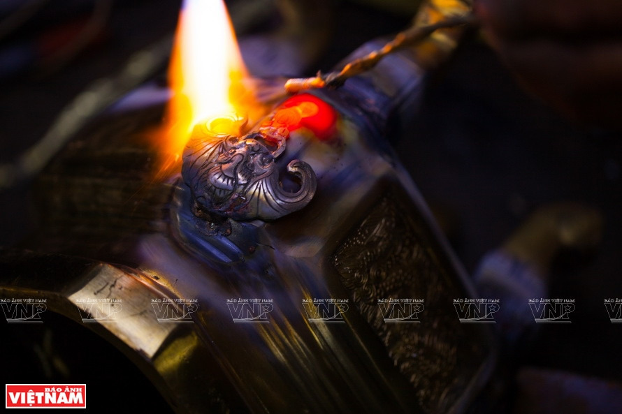 顺化从事铸铜业的工匠采用的是焊接技术。越通社记者 阮论 摄
