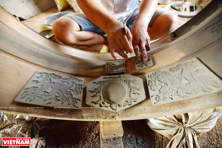 工匠在铜坯刻花纹。越通社记者 清和 摄