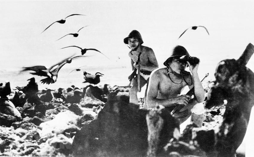 1975年4月27日，126号海军特工力量解放长沙群岛生存岛。图自越通社