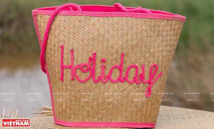 美观抢眼的若干蒲草工艺品。越通社记者 成达 摄