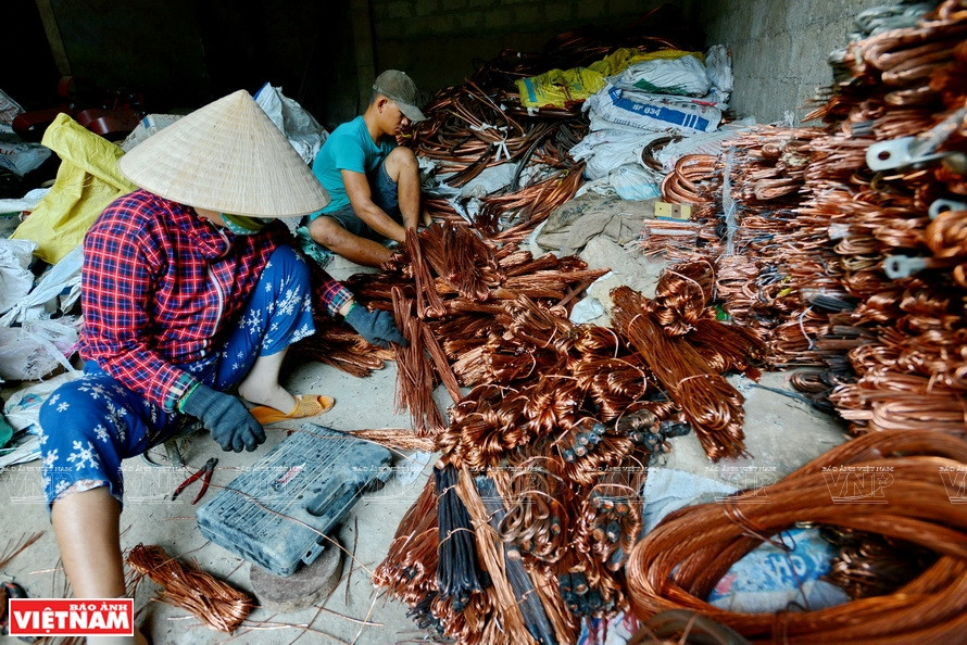 顺化铸铜业所使用的材料大部分是红铜。越通社记者 清和 摄