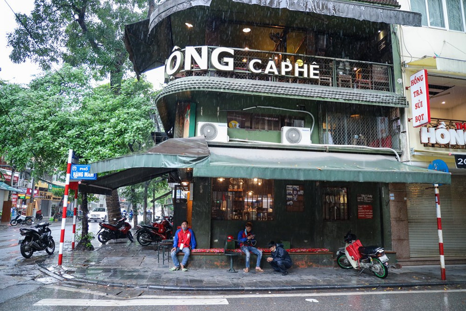  政府总理要求全国人民自觉执行各项要求和疫情防控措施，积极参与自愿健康申报，严格落实保护自己和家人的措施，积极且负责任地参与有关部门和社区的疫情防控工作。河内市人民委员会主席阮德钟公布允许4月23日零时起放宽社交距离措施，各家商店从4月23日可以重新开门，常信和麋泠两县除外。Vietnam+记者 明山 摄