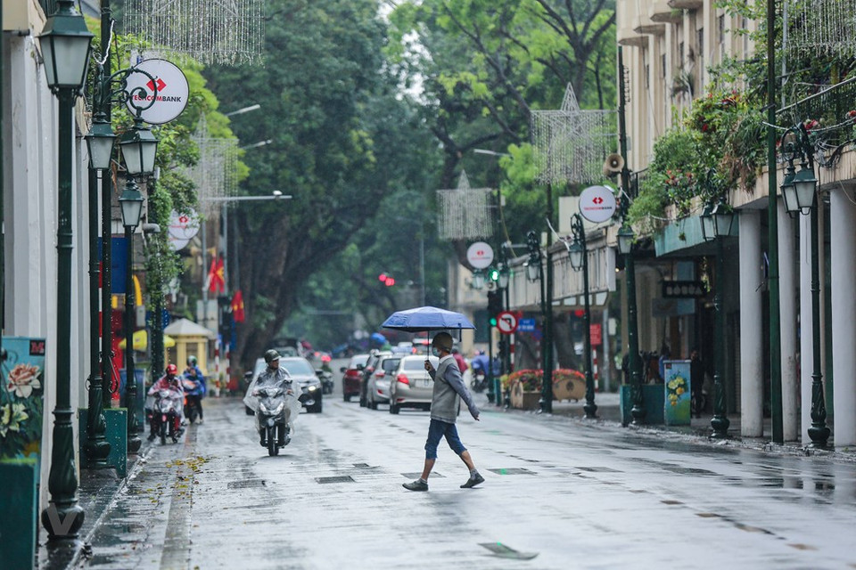  在越南政府总理3月21日颁发有关采取紧急措施应对新冠肺炎疫情的第16/CT-TTg指示命令中，自2020年4月1日零时起在全国范围内实施社交距离措施。该措施自4月23日0时起放宽，静寂的街头开始热闹起来，街头的车辆和行人都在增加。首都河内的生活在逐渐恢复中。Vietnam+记者 明山 摄