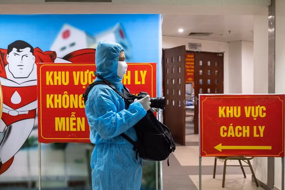 越通社摄影编辑部记者明决在中央血液学与输血医院隔离区进行报道。图自越通社