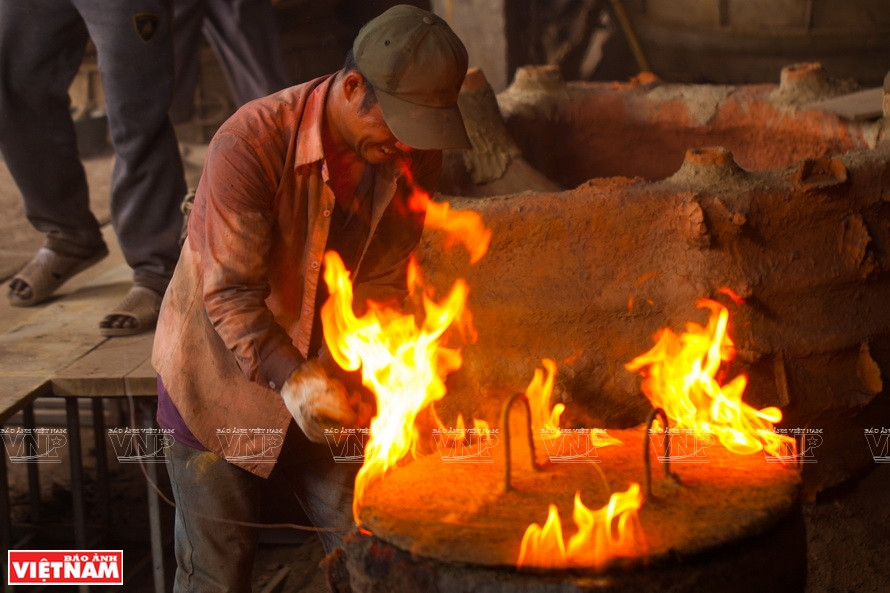 铜铸温度达签数千摄氏度。越通社记者 阮论 摄