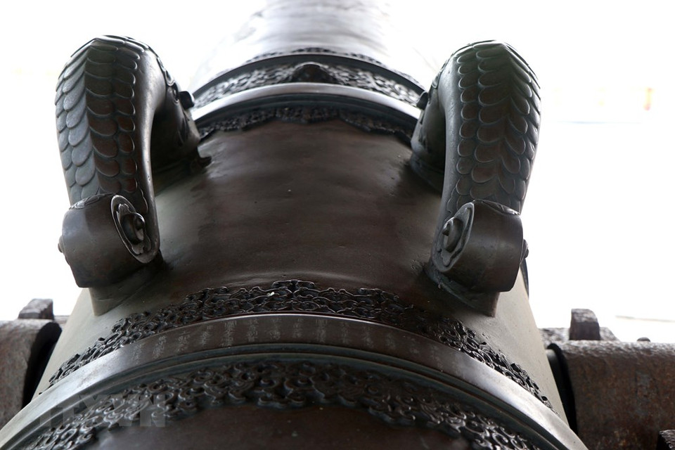 大炮上精致的花纹。越通社记者　杜长 摄