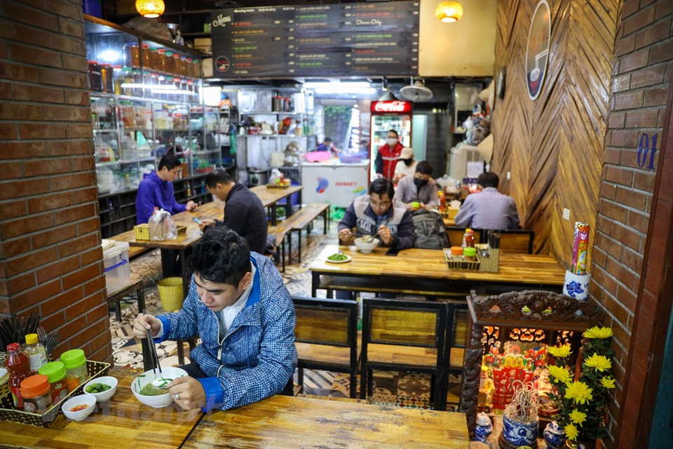  社交距离措施放宽后，人们逐步进入“新常态”，做了“与新冠肺炎疫情共处”的心理准备。人们习惯出门时佩戴口罩，勤洗手，保持安全距离等。各家餐饮店、购物中心重新开门，但店里的桌椅必须按保持距离的规定来安排，或者使用玻璃或塑料隔离板，以最大限度避免病毒人与人的交叉感染。Vietnam+记者 明山 摄