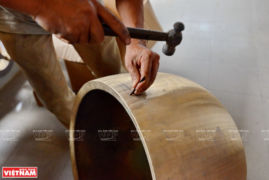 工匠在小铜钟刻上制造年份。越通社记者 清和 摄