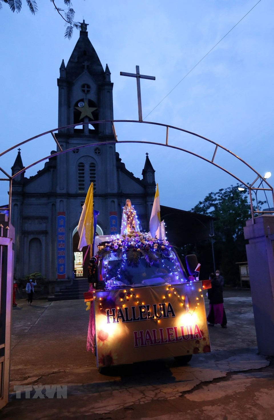 友朋教堂举行迎接耶稣圣驾仪式。越通社记者英俊 摄