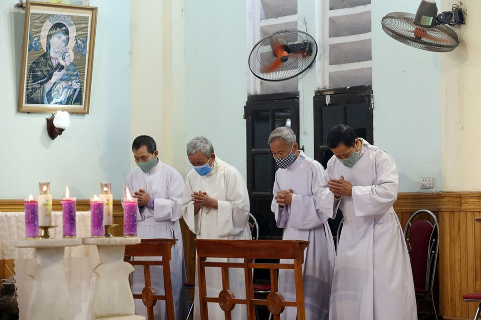 在友朋教堂参加2020年复活节的教徒们都佩戴口罩，以防控新冠肺炎病毒感染。越通社记者英俊 摄